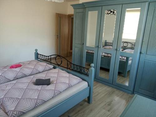 1 dormitorio con 1 cama con tocador y espejo en Šumava U Janiny, en Strážov