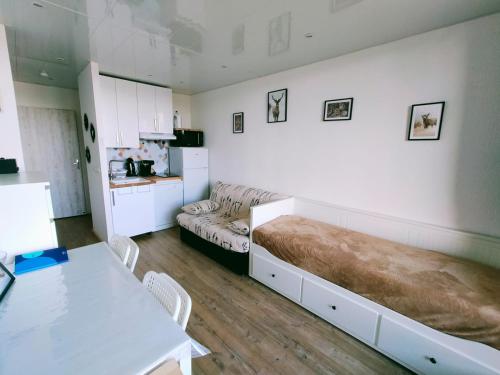 une chambre avec un lit, un canapé et une table dans l'établissement Studio Résidence GALAXIE, hyper centre station, au Corbier