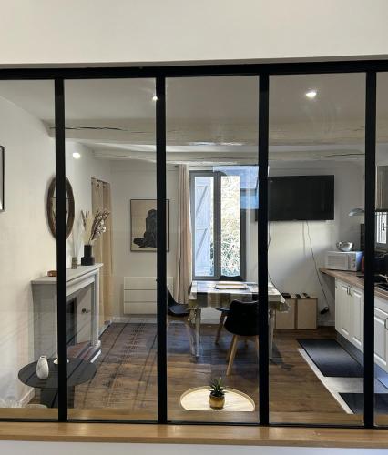 un salon avec une table et un bureau dans l'établissement Appartement Design & Calme - Au centre de Tulle!, à Tulle