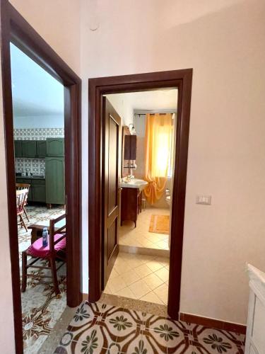 a hallway with a door leading to a room at ANNABELL'S in Cassibile