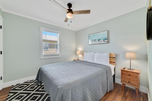 1 dormitorio con 1 cama, vestidor y ventana en Gulf 4 Shore, en Gulf Shores