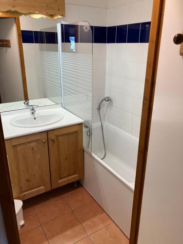 une salle de bain avec un lavabo, une baignoire et une douche dans l'établissement Le balcon d'Orcières, à Orcières
