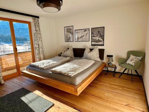 Un pat sau paturi într-o cameră la Chalet Panoramablick