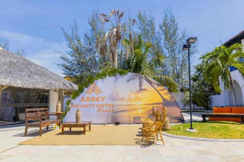 an entrance to anagency do dry hotel park with chairs and tables at Arrey Rio Poty Praia in Luis Correia