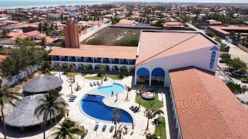 widok z powietrza na ośrodek z basenem w obiekcie Arrey Rio Poty Praia w mieście Luis Correia