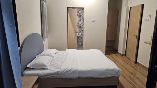 Una cama o camas en una habitación de Coastal Paradise