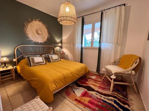 une chambre avec un lit, une chaise et une fenêtre dans l'établissement Maison Porto vecchio proche belles plages, à Porto-Vecchio