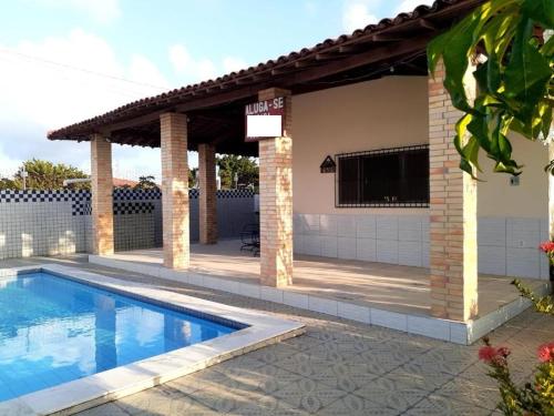 ein Haus mit einem Pool und einem Pavillon in der Unterkunft Casa Temporada Lucena -PB in Lucena