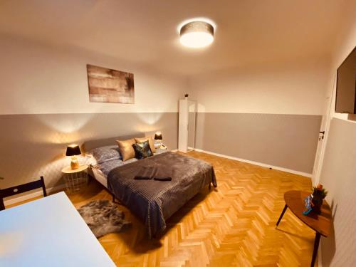 een slaapkamer met een bed en een tafel bij ClickTheFlat Karmelicka Apart Rooms in Warschau
