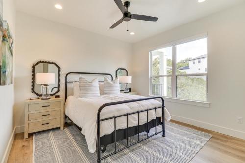 een slaapkamer met een bed en een plafondventilator bij Modern Farmhouse with Large Deck, Lake Travis Views! in Point Venture