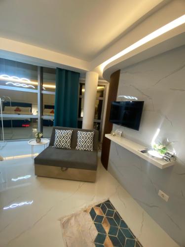 ein Wohnzimmer mit einem Sofa und einem TV in der Unterkunft Villa Jelena in Negotino