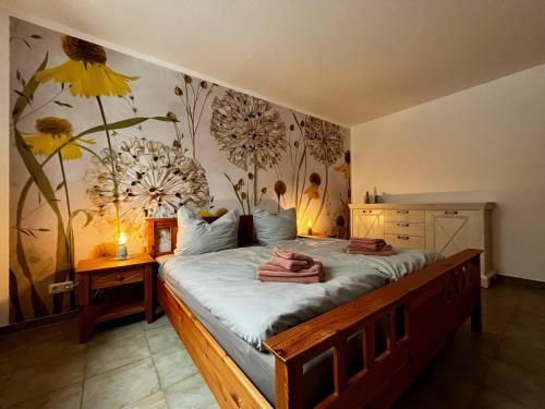 una camera da letto con un letto con fiori sul muro di Ferienhaus Brockenpfad a Schierke