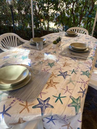 una mesa con un mantel con estrellas. en Seashell Guest House, en Santa Marinella