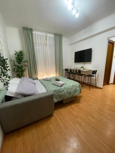 um quarto com uma cama, um sofá e uma mesa em Seashell Guest House em Santa Marinella