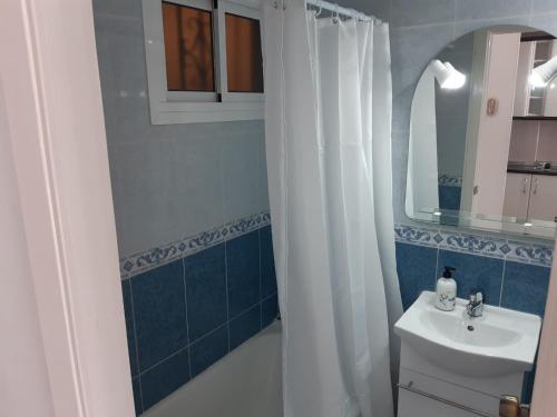 y baño con lavabo y espejo. en Minerva Apartments Sea View en Benalmádena