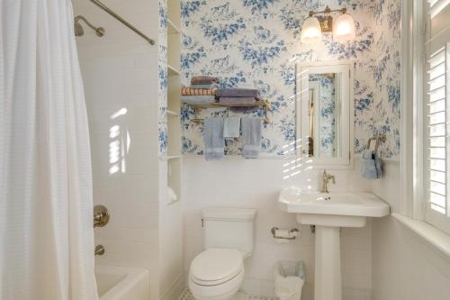 uma casa de banho com um WC e um lavatório em Elegant Paris Manor with Private Pool! em Paris