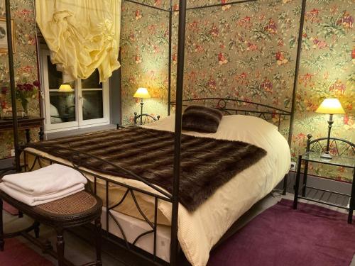 オマートルにあるLes ateliers d’Aumâtreの黒枠のベッド1台が備わるベッドルーム1室
