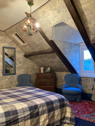 オマートルにあるLes ateliers d’Aumâtreのベッドルーム1室(ベッド1台、青い椅子2脚付)