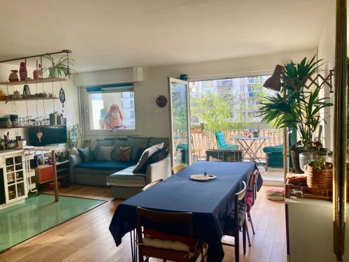 un salon avec une table et un canapé dans l'établissement Family Friends, à Paris