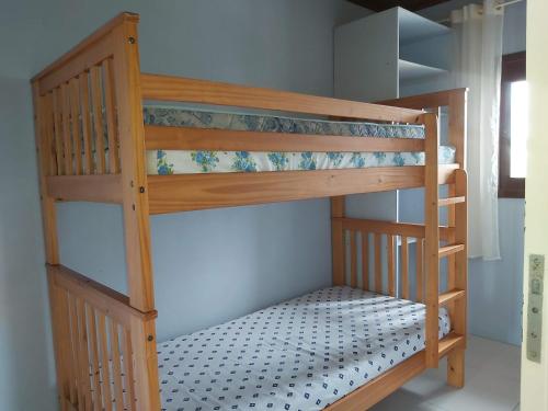 łóżko piętrowe w pokoju z łóżkiem piętrowym w pokoju w obiekcie SOBRADO COM PISCINA w mieście Arroio do Sal