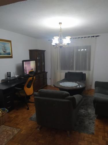 sala de estar con sofá y mesa en Apartman Zdenka, en Livno