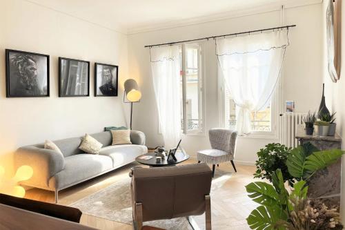 un salon avec un canapé et une table dans l'établissement Le Vertigo - Standing - Proche Mairie, à Caen