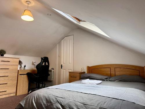 Spacious Room in Dublin tesisinde bir odada yatak veya yataklar
