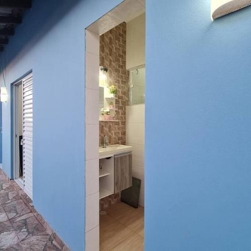 W łazience znajduje się umywalka i lustro. w obiekcie Casa em condomínio Ninho Verde 1 w mieście Porangaba