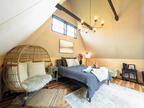 Ένα ή περισσότερα κρεβάτια σε δωμάτιο στο Fountainside A Frame TreeHouse Romantic Nature Farm Getaway