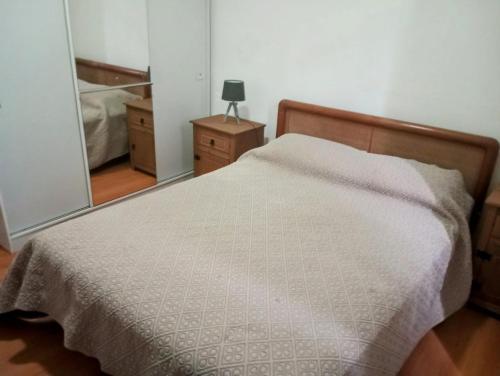 una camera con un letto e una coperta bianca di Colibrí a Piriápolis