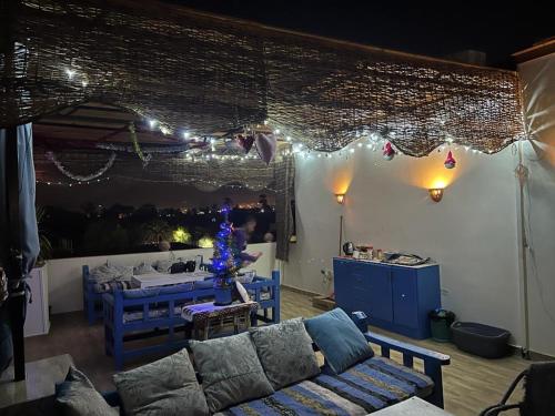 House of Dreams apartments Luxor في الأقصر: غرفة معيشة مع أريكة وشجرة عيد الميلاد