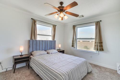 1 dormitorio con 1 cama y ventilador de techo en Taylor Home on 65 Acre Ranch, 2 Mi to Granger Lake, en Taylor
