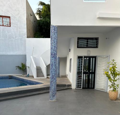 Villa Kayus - Toubab Dialaw游泳池或附近泳池