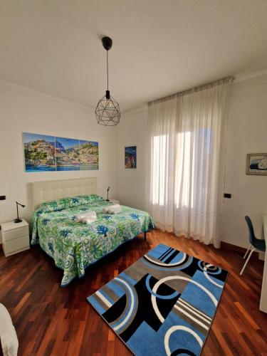 ein Schlafzimmer mit einem Bett und einem Teppich auf dem Boden in der Unterkunft Il Nido di Nora - Apartment in Salerno