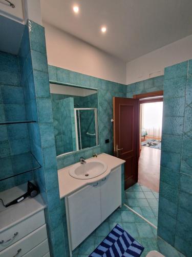 ein Bad mit einem Waschbecken und einem Spiegel in der Unterkunft Il Nido di Nora - Apartment in Salerno