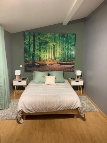 Schlafzimmer mit einem Bett mit Wandgemälde in der Unterkunft Les 5 timbres in Montpellier-de-Médillan
