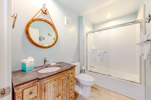 La salle de bains est pourvue d'un lavabo, de toilettes et d'un miroir. dans l'établissement Port O' Call G-303, à Isle of Palms