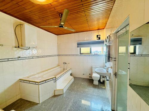 La salle de bains est pourvue d'une baignoire, d'un lavabo et de toilettes. dans l'établissement Silent night, à Kumasi