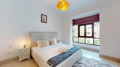 Al Tajer - Vacationer في دبي: غرفة نوم بسرير كبير ونافذة