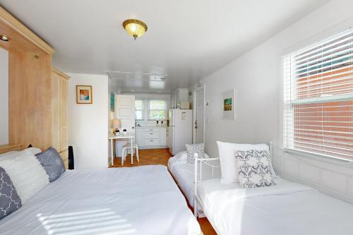 En eller flere senger på et rom på Sandcastle Cottage 22