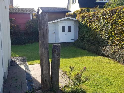 a wooden post in the yard of a house at Ferienhaus in Wohlenberg nahe der Ostsee in Wohlenberg