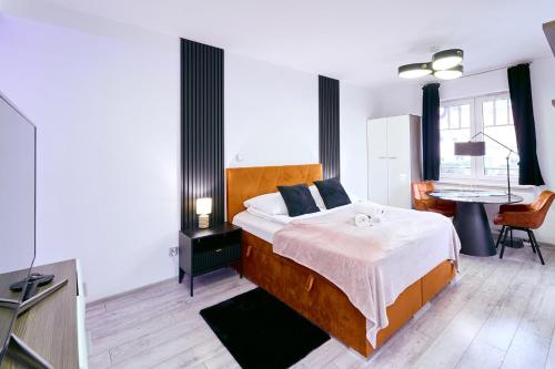 1 dormitorio con cama y escritorio. en LAGUNA Apartament Willa Ogrodowa 17 en Polanica-Zdrój