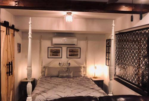 Un pat sau paturi într-o cameră la Adorable French Cottage style - 1 bedroom.