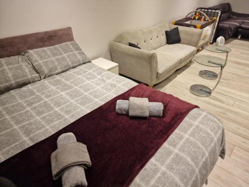 Postel nebo postele na pokoji v ubytování Self contained studio flat in Luton -Close to luton airport - Luton Dunstable Hospital - Business contractors - Family - All welcome -Short or Long Stay