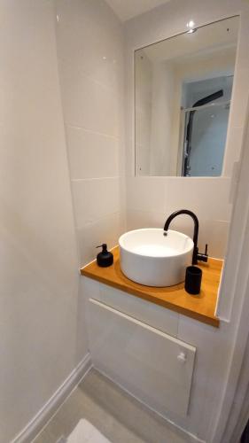 W łazience znajduje się umywalka i lustro. w obiekcie Home Away From Home,, w mieście Kent