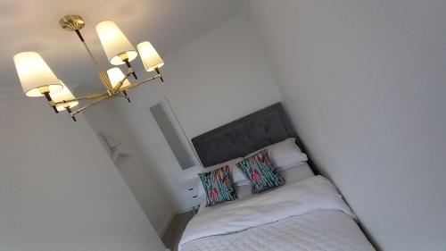 mały pokój z łóżkiem z 2 poduszkami w obiekcie Home Away From Home,, w mieście Kent