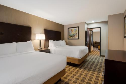 Una cama o camas en una habitación de Best Western University Inn and Suites