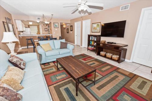 ein Wohnzimmer mit einem Sofa und einem Tisch in der Unterkunft SeaCrest 304 condo in Fort Walton Beach