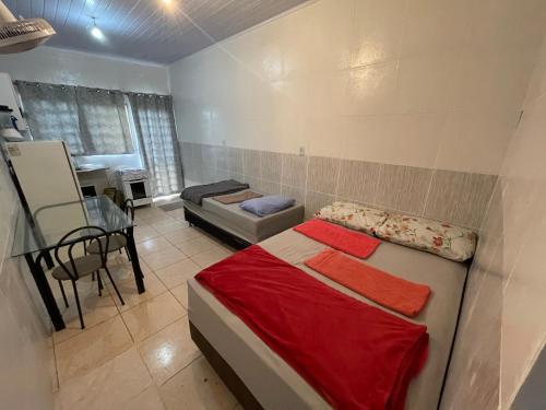ブラジリアにあるHospedaria Cmc unidade 12のベッドルーム1室(ベッド1台、ソファ、テーブル付)