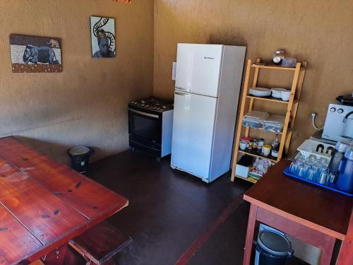 A cozinha ou cozinha compacta de Savana Hostel